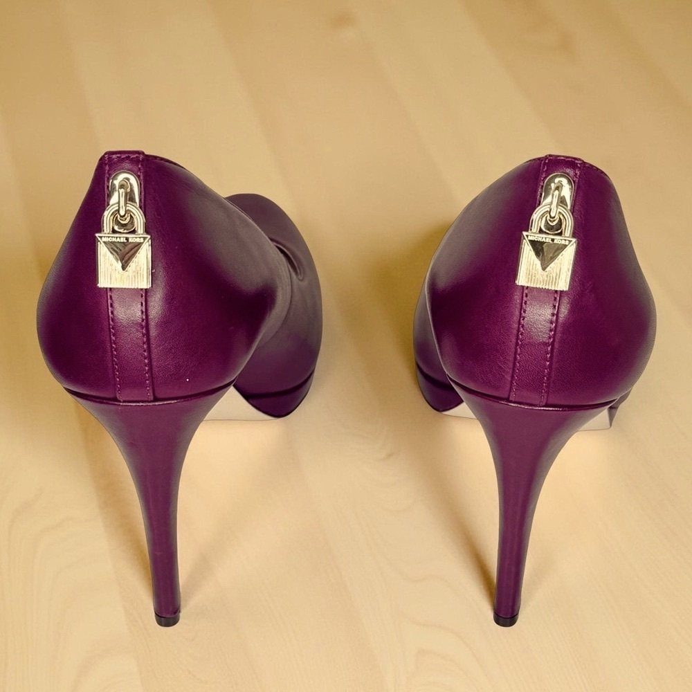 Michael Kors Genuine NWOT Antoinette Leather Pump burgundy SZ/9 Gold MK logo